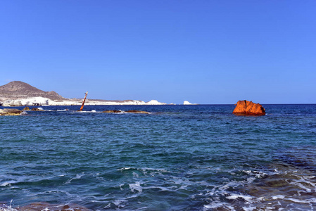 希腊基克拉迪群岛 Sarakiniko 海滩附近的海难