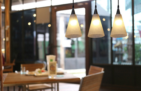 在咖啡馆里温馨的照明现代吸顶灯