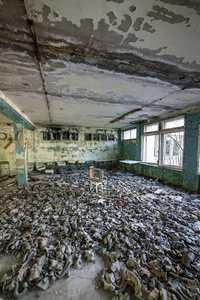 切尔诺贝利禁区普里皮亚季中学地板上的防毒面具。核灾难