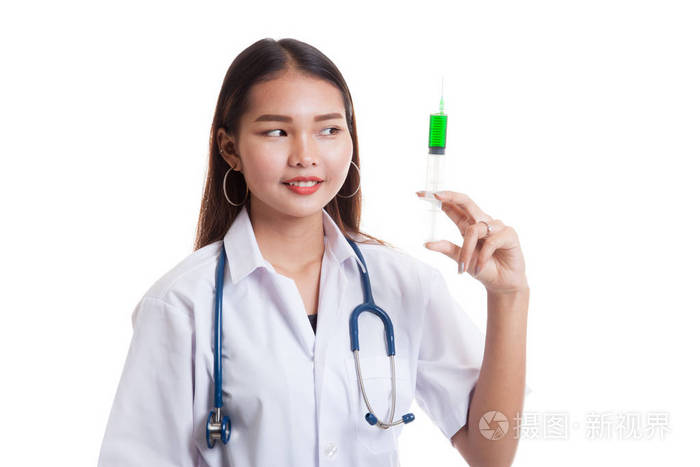 年轻的亚洲女医生微笑持注射器