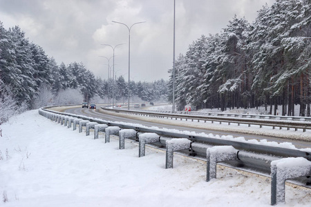 高速公路两侧降雪后的森林图片