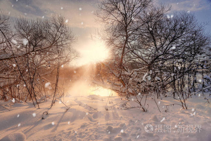 太阳和雪花.阳光灿烂的冬天早晨在一条河