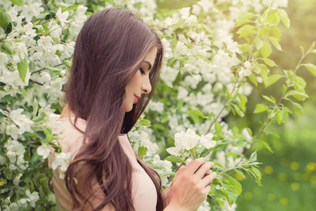 花妇女在开花春天庭院里