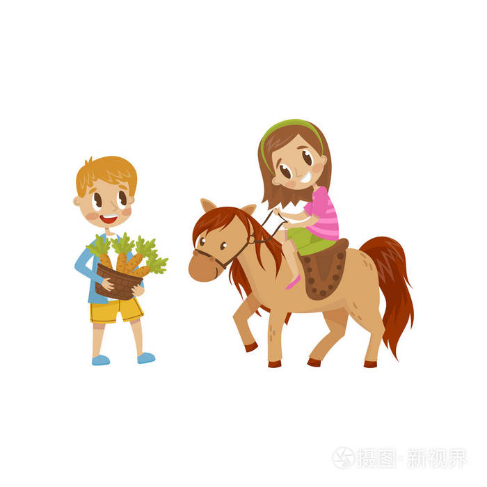 可爱的轻轻女孩骑着马 男孩站在旁边的马与篮子胡萝卜 马术运动概念
