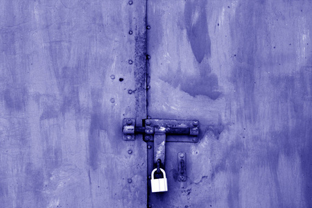 蓝色色调金属门上的旧挂锁
