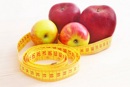 新鲜的苹果用卷尺饮食概念