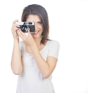年轻美丽的女子摄影师拍摄白色背景