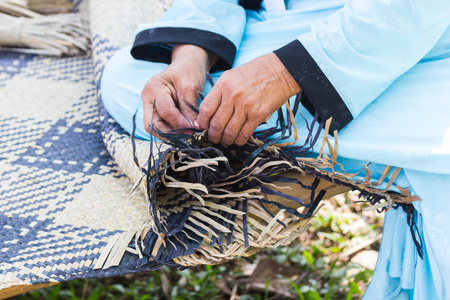 村民们用竹子条纹编织成不同形式的 communitys 人在泰国曼谷, 泰国手工制品的日常使用用具