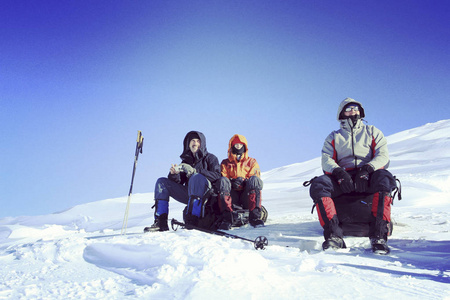 在山中徒步旅行背包与雪的冬天，