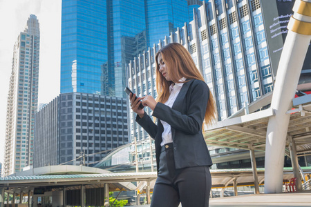 亚洲商业女性使用无线智能手机