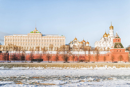 莫斯科克里姆林宫和克里姆林宫路堤在冬天