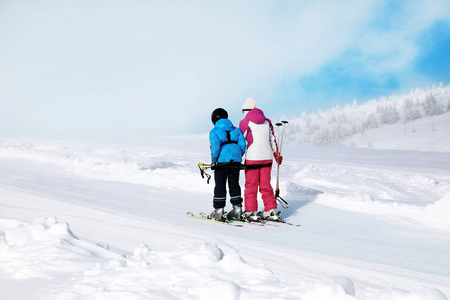在雪山度假胜地使用滑雪升降机的妇女。寒假