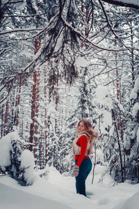 迷人的淘气的女孩在户外与雪动作游戏冬天的照片