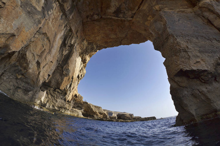 马耳他戈佐岛 杜埃在岛屿的海岸线岩石的视图