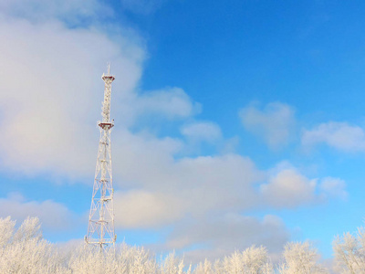 细胞天线, 发射机。电信电视广播电台移动塔反对蓝天