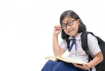 可爱的亚洲女孩戴眼镜读书书