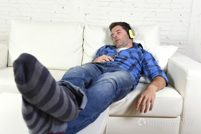 男人在家沙发上睡着了,一边和我一起听音乐