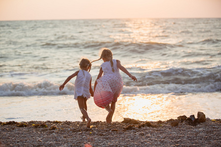 在海滩上的两个小女孩