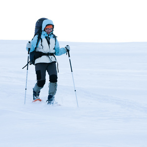 徒步旅行者在冬季山