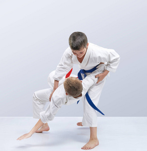 在 judogi 男孩是训练投掷