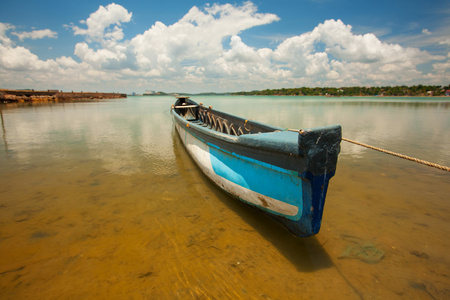 渔夫的小船在斯里兰卡大湖的风景