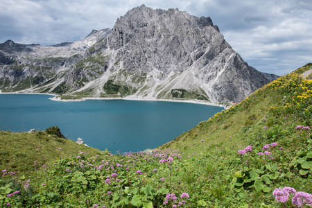 山脉附近的湖，奥地利