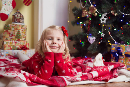 快乐的小女孩在圣诞树下