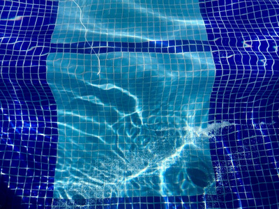 游泳池蓝色水晶水