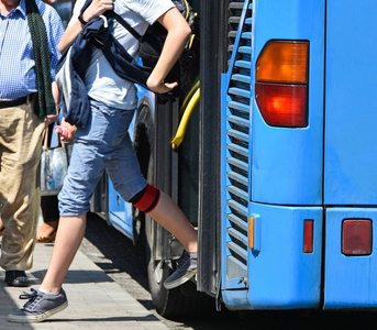 蓝色巴士车站图片