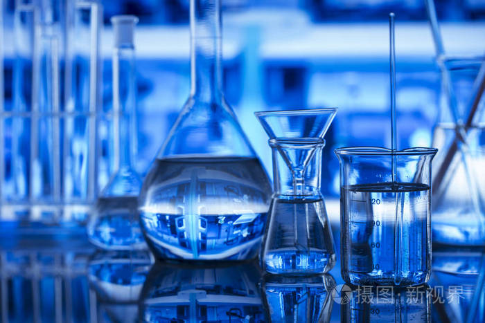 科学实验室概念背景.显微镜和实验室玻璃器皿组合物
