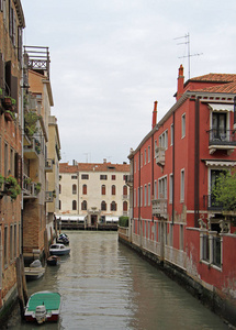 在威尼斯的窄水运河