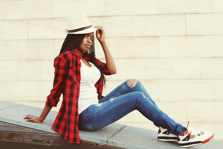 时尚美丽年轻的非洲女人穿着一件红色格仔 sh
