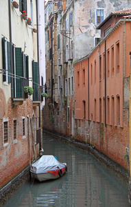 在威尼斯的窄水运河