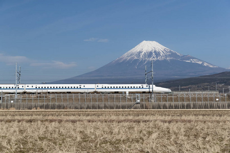 高速铁路在富士山背景下的火车线路