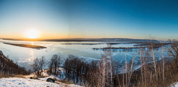 从萨马拉山附近的夕阳看冬季冰冻伏尔加河的全景