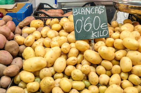 在市场中的土豆
