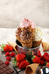 香草冻酸奶或软冰淇淋在华夫饼锥