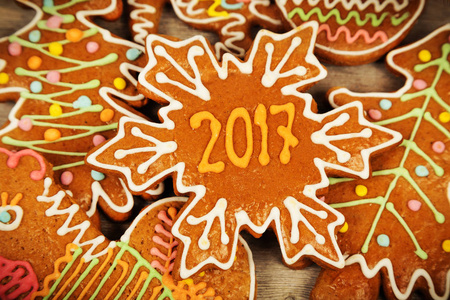 对木制表面 2017 年圣诞饼干