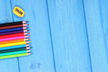 五颜六色的蜡笔和卷笔刀, 学校配件, 复制空间为文本在蓝色板