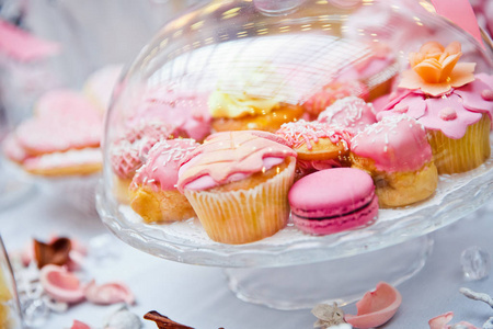 粉色和蛋白杏仁饼干甜点表图片