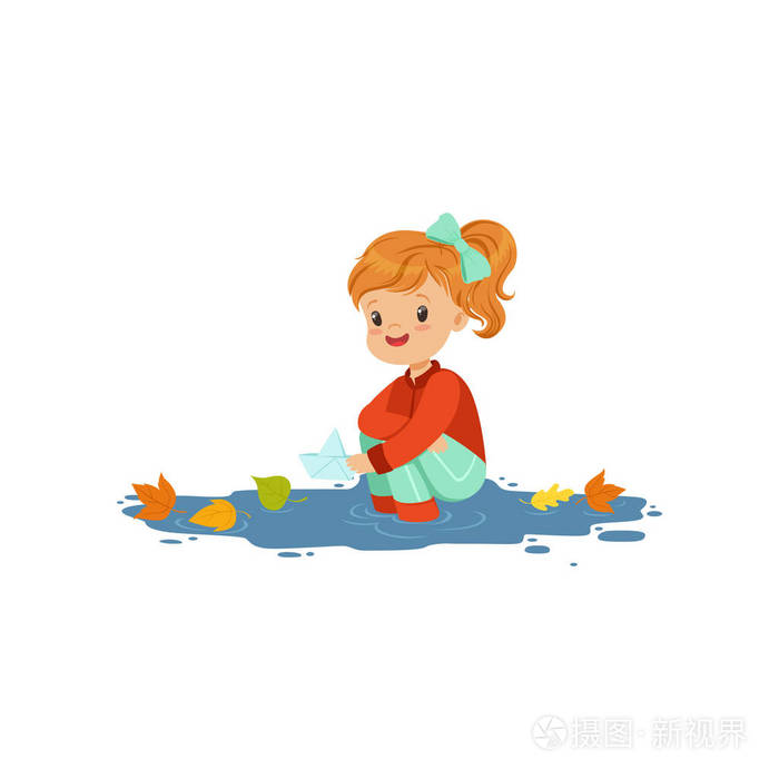 可爱的红头发的小女孩在温暖的衣服玩在水坑与纸船, 可爱的孩子享受