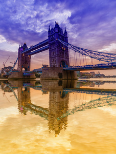 在日落时的伦敦桥