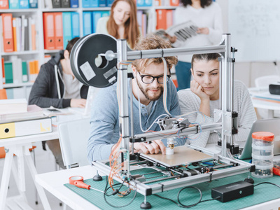 工科学生使用3d 打印机在实验室, 学习和技术概念