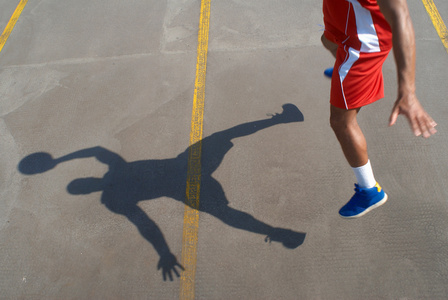 跳起的篮球运动员图片