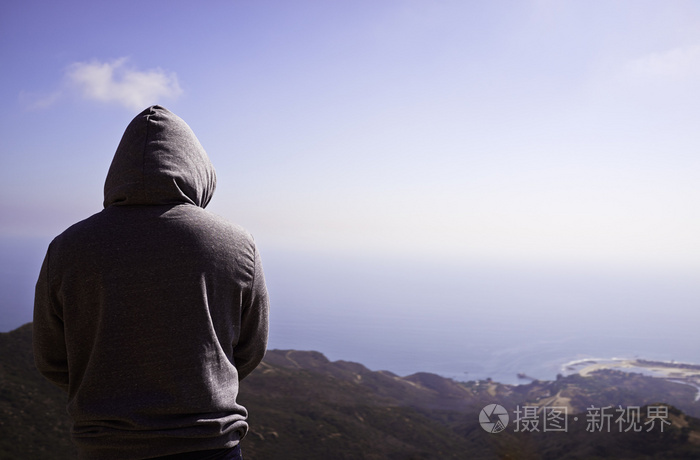 男性山上背影