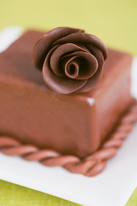 蛋糕上的巧克力玫瑰图片