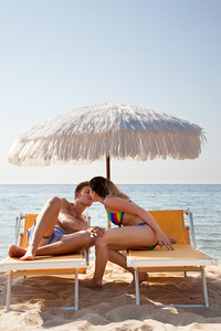 年轻夫妇在阳光下接吻图片