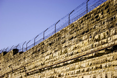 监狱围墙
