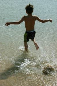 男孩跑进水里
