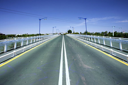 桥上道路会合线图片